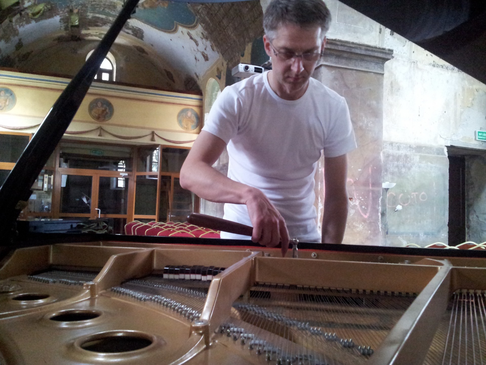 strojenie fortepianu w byłej Cerkwi grecko-katolickiej w Narolu
